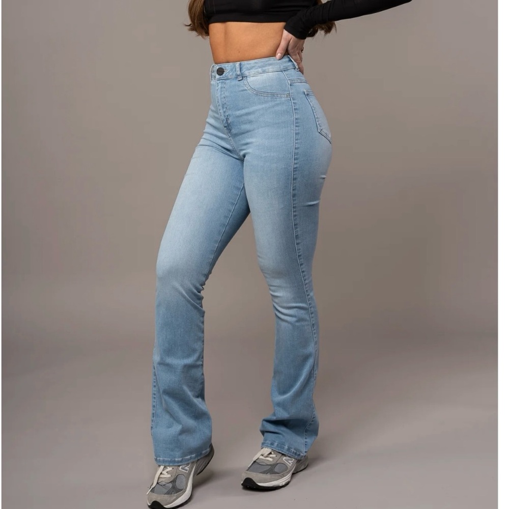 FITJEANS - Flared - Arctic Light Blue - Medium (Shorter)